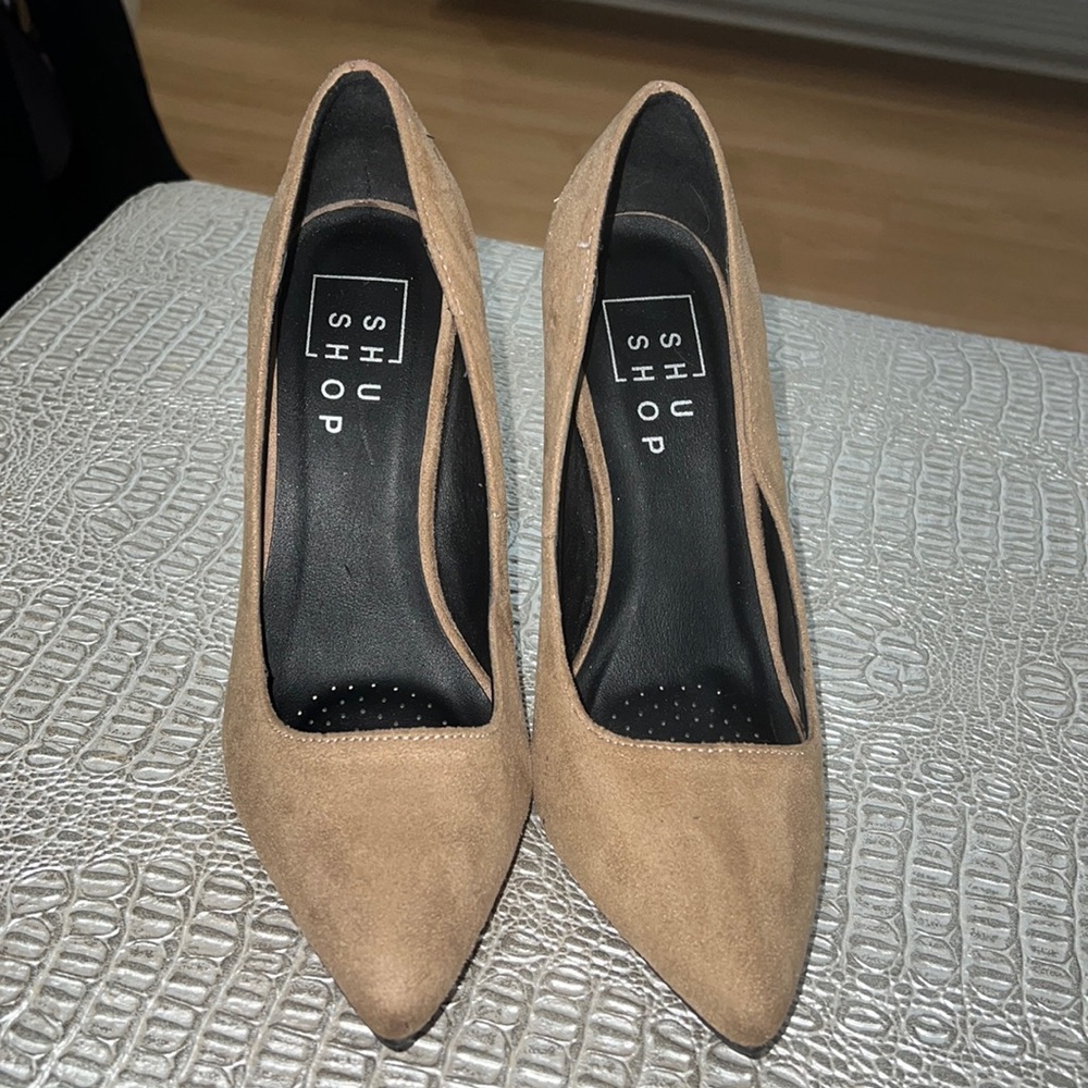 Shushoe Tan heel size 7 suede material